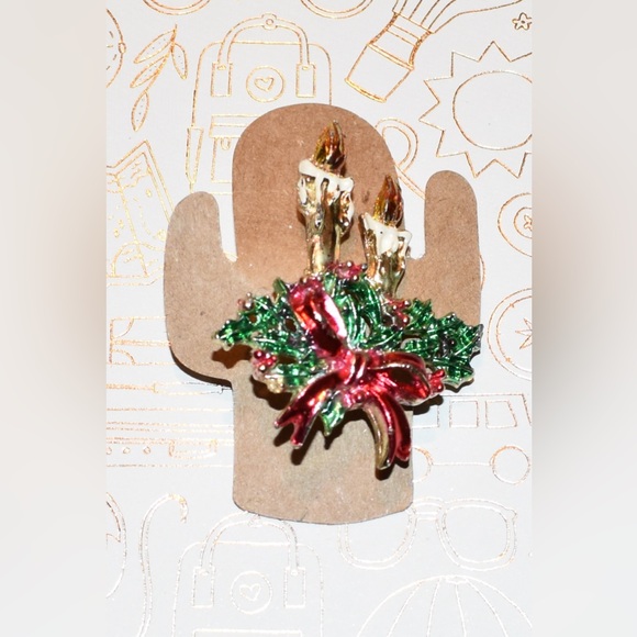 Holiday Wreath Pin - Picture 1 of 2